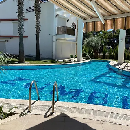 Close To The Sea In - With A Shared Pool Kusadasi